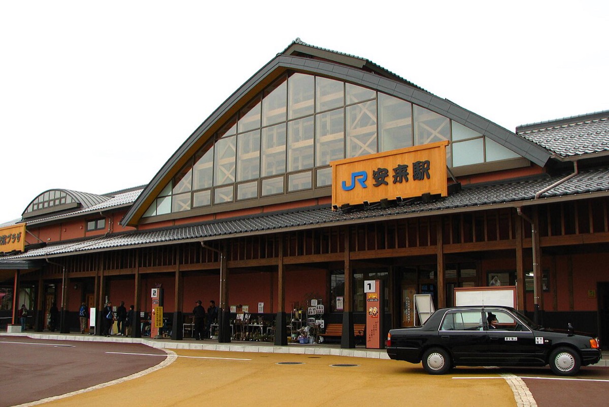 JR 安來站站房 —— 前往足立美術館的免費接駁巴士站牌就在出站後右手邊 15 公尺處