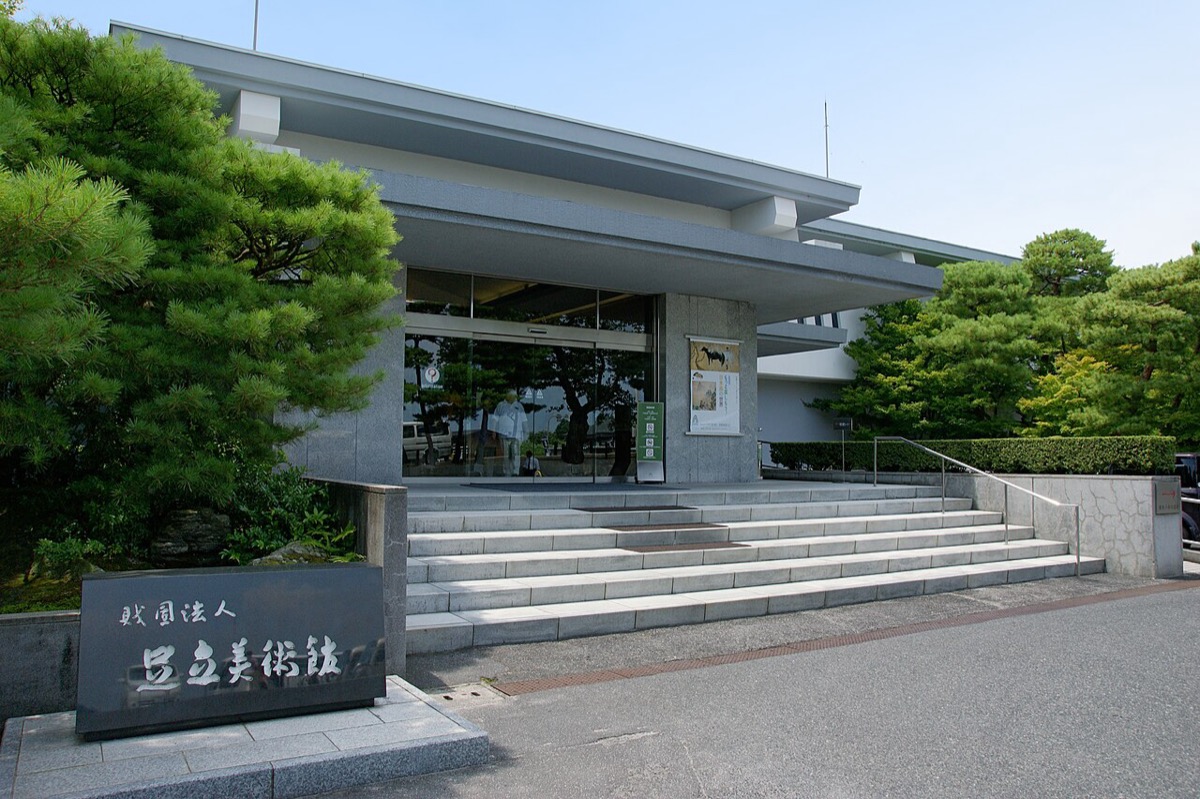 足立美術館正面入口 —— 接駁巴士與路線巴士都停在這一側，館前沒有常駐計程車