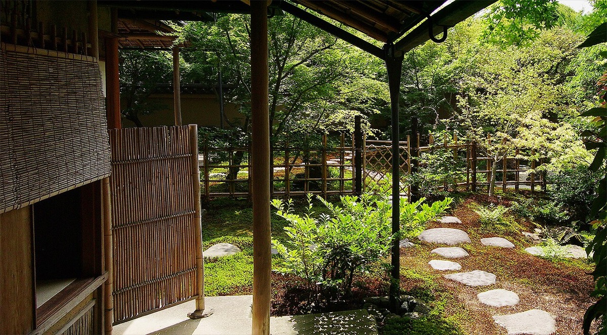 足立美術館館內茶室的露地（茶庭）與躙口 —— 館內另設喫茶室與茶室