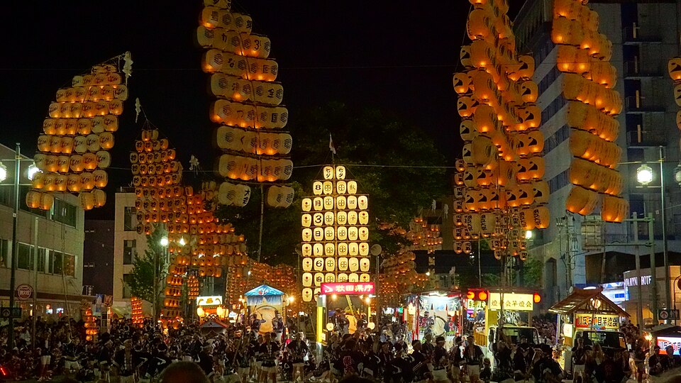 秋田竿燈祭（秋田竿燈まつり）夜間演出，整排掛滿紙燈籠的長竹竿在夜空中搖曳如金色稻穗