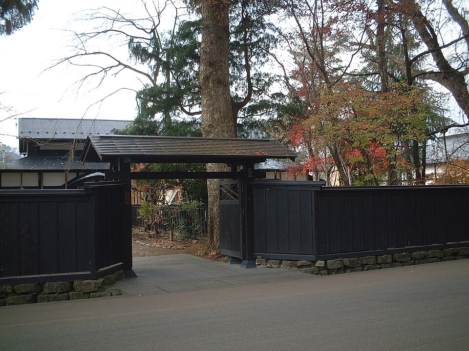 角館武家屋敷（かくのだて武家屋敷）保存地區的黑色土塀與傳統武家建築大門