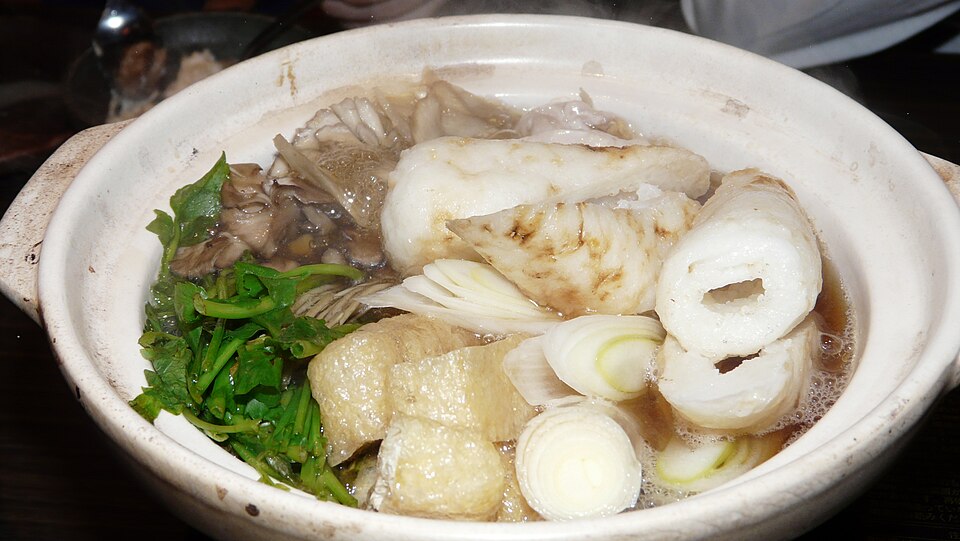 秋田名物きりたんぽ鍋（きりたんぽ鍋），比内地雞高湯與棒狀烤米飯的秋田縣代表鄉土料理