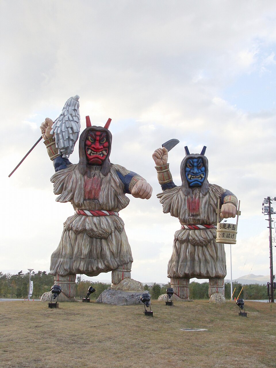 なまはげ（男鹿半島）的大型鬼神雕像，戴著紅色面具身穿蓑衣，秋田縣代表性的民俗文化UNESCO遺産
