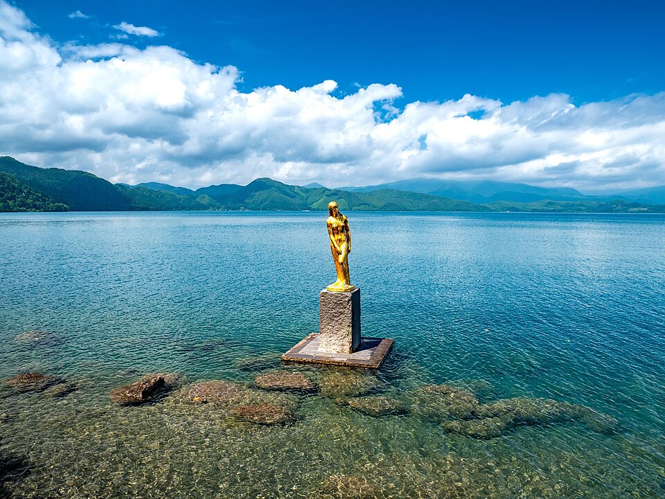田沢湖湖畔的辰子像（たつこぞう），1968年設立的黃金銅像，描繪化身龍神的少女辰子