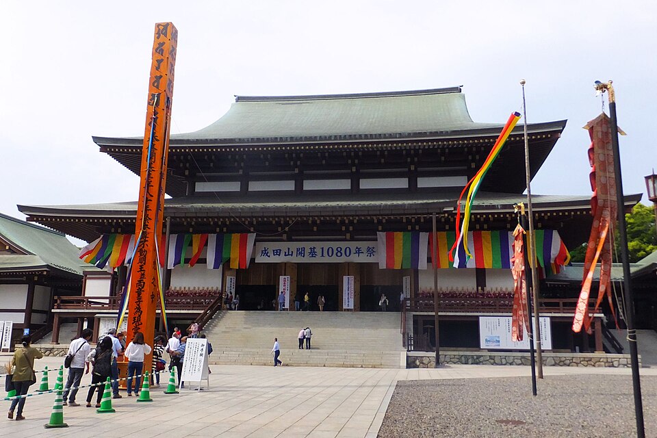 成田山新勝寺境內全景，大本堂前廣場與三重塔