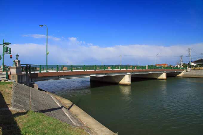 架在由良川上的柯南大橋（鳥取縣道 167 號由良停車場線），橋上設有柯南系列的銅像