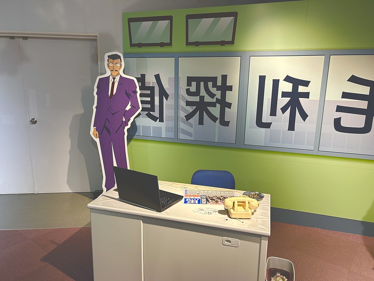 北榮町重現的毛利小五郎偵探事務所室內，桌椅與陳設依照作品設定復刻