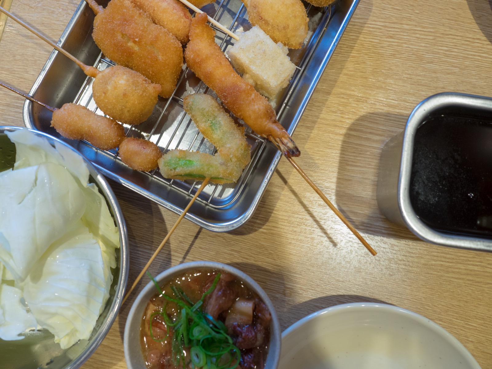 大阪 串カツ（炸串）— 麵衣油炸、ソース二度漬け禁止 是大阪規矩