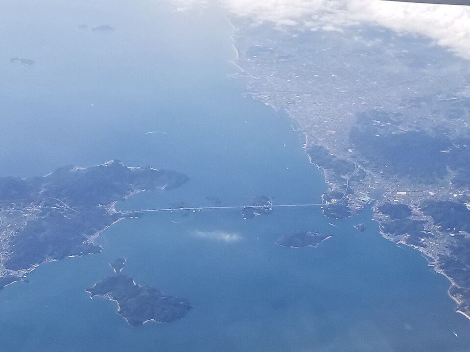 しまなみ海道・來島海峽大橋（くるしまかいきょうおおはし）空中俯瞰 — 連結今治市（愛媛）與大島、全長 4,105 公尺的三連吊橋