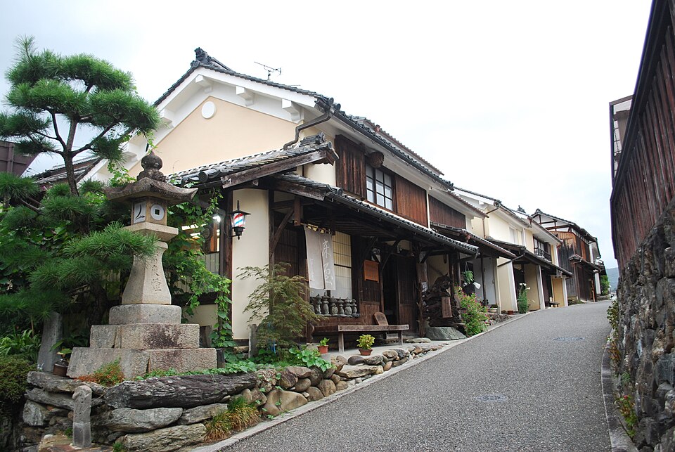 內子町八日市・護國保存地區（うちこまちよっかいちごこくほぞんちく）商家街道 — 江戶・明治時代白壁町家建築