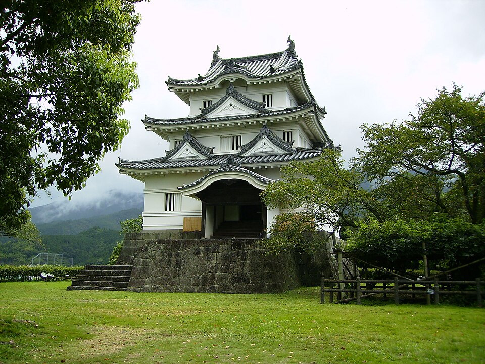 宇和島城（うわじまじょう）俯瞰 — 日本現存十二天守之一、1601 年藤堂高虎築城的海岸平山城