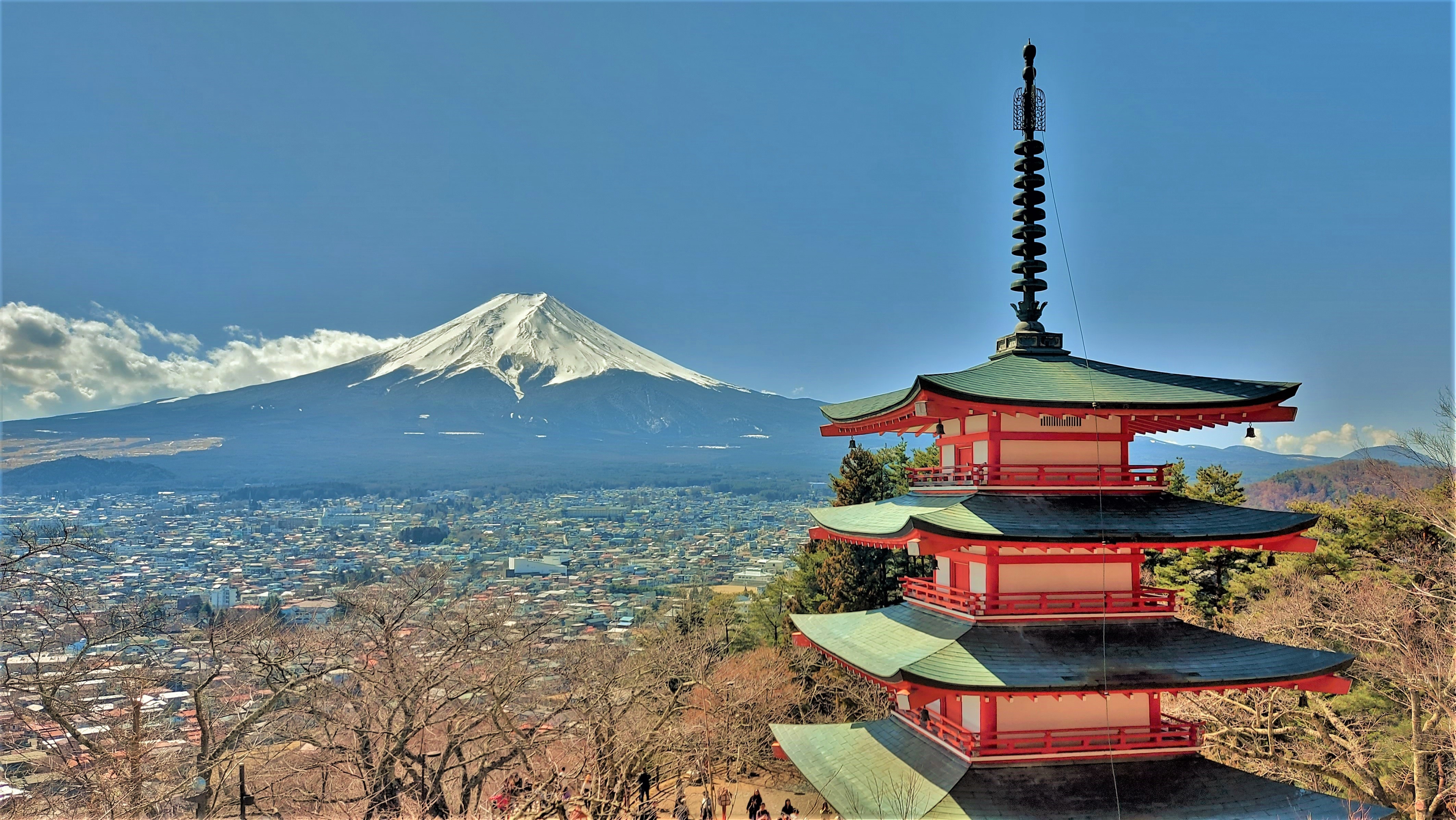 新倉山淺間公園忠靈塔五重塔與富士山——朱紅五重塔在右、白頂富士山在左、眼下是富士吉田市街，是日本最經典的明信片構圖