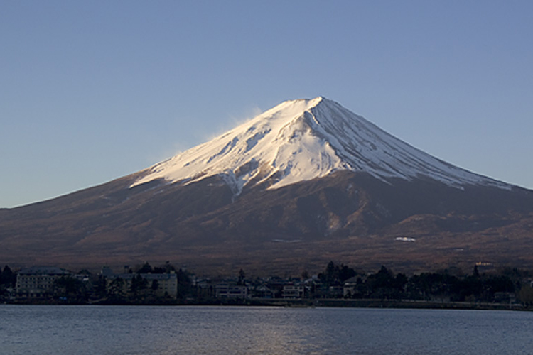 清晨從河口湖畔眺望白雪富士山——湖面平靜、富士山雄偉端正，是拍攝逆富士的理想條件