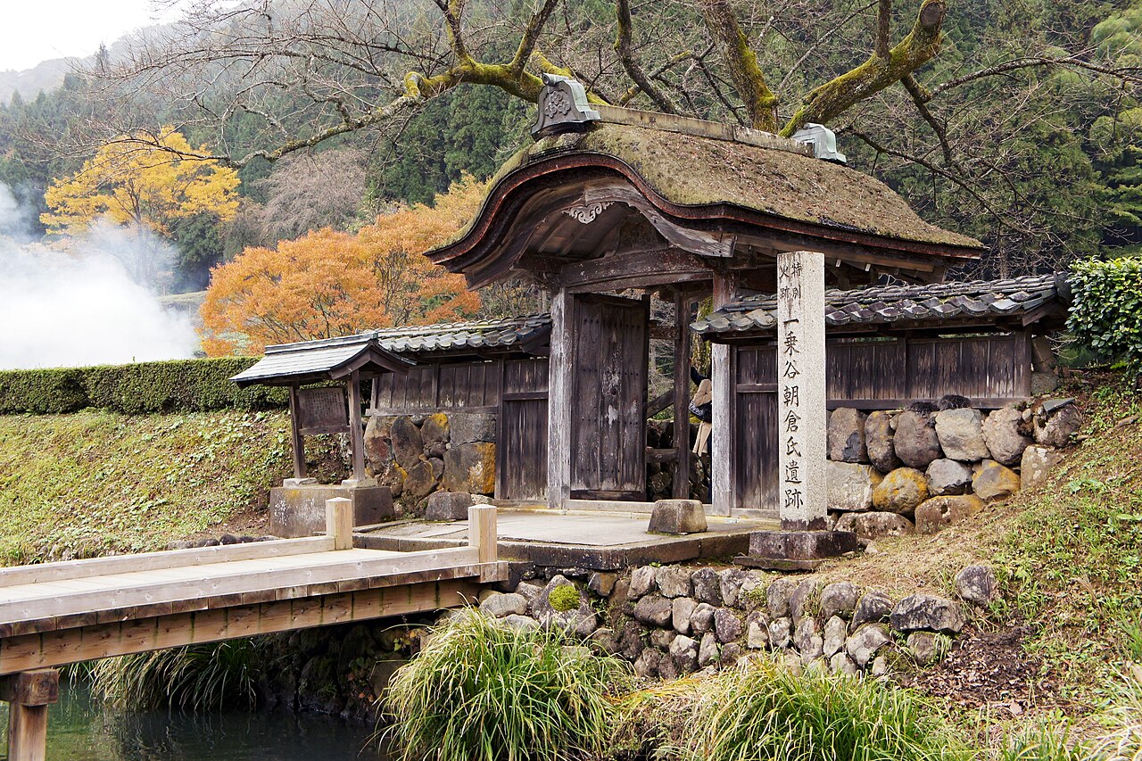 一乗谷朝倉氏遺跡朝倉館跡庭園，保存良好的戰國武家庭院石組