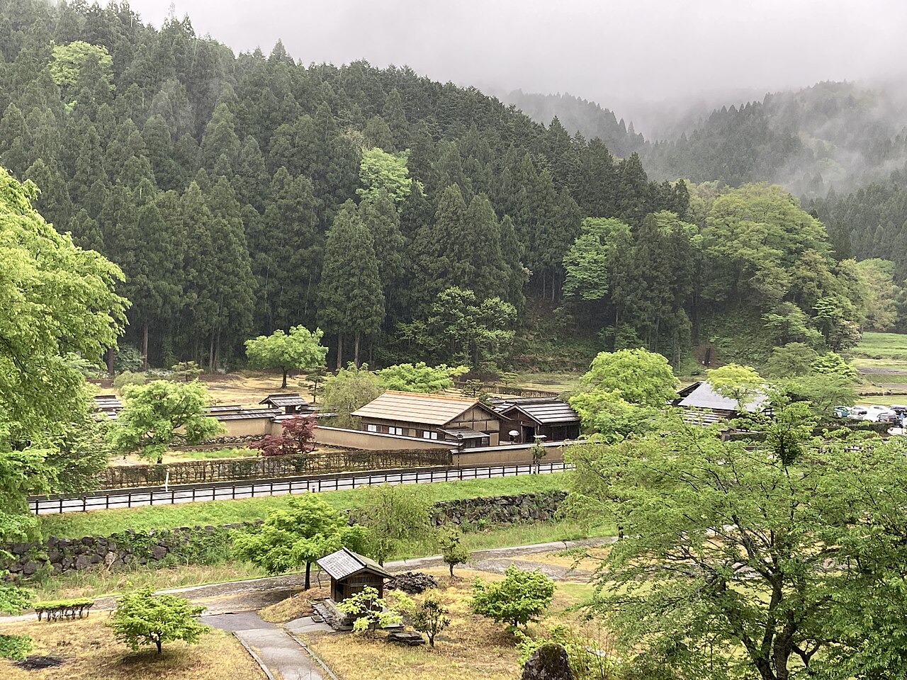 一乗谷朝倉氏遺跡復原街區全景，重現戰國時期城下町的建築群