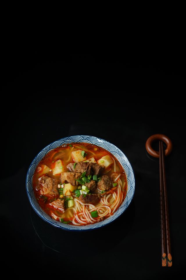 日式拉麵（ラーメン）一碗，豚骨醬油湯底與縮緬麵條示意，喜多方拉麵風格