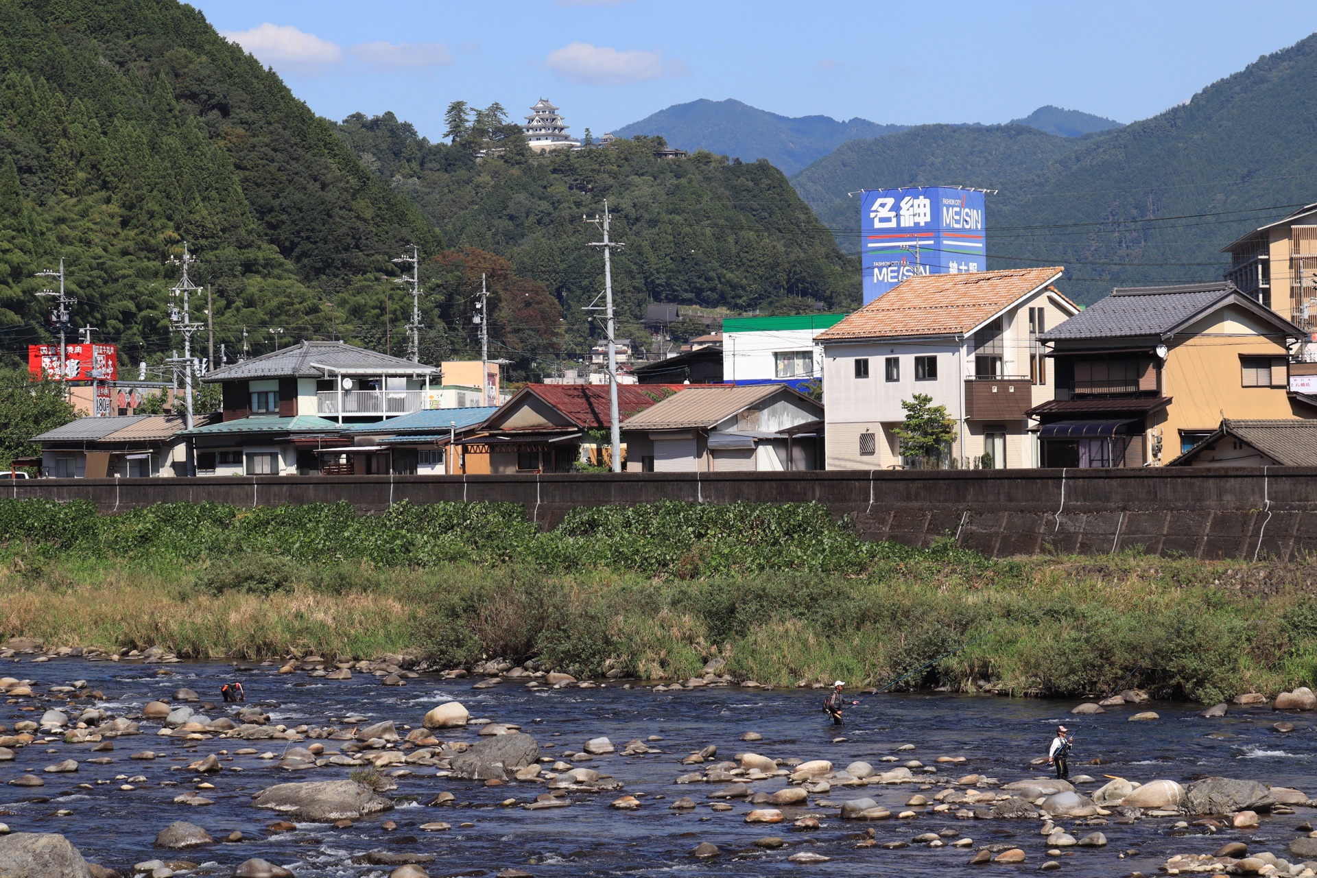 從長良川眺望郡上八幡城，青山上的白色山城與清流構成美麗景觀