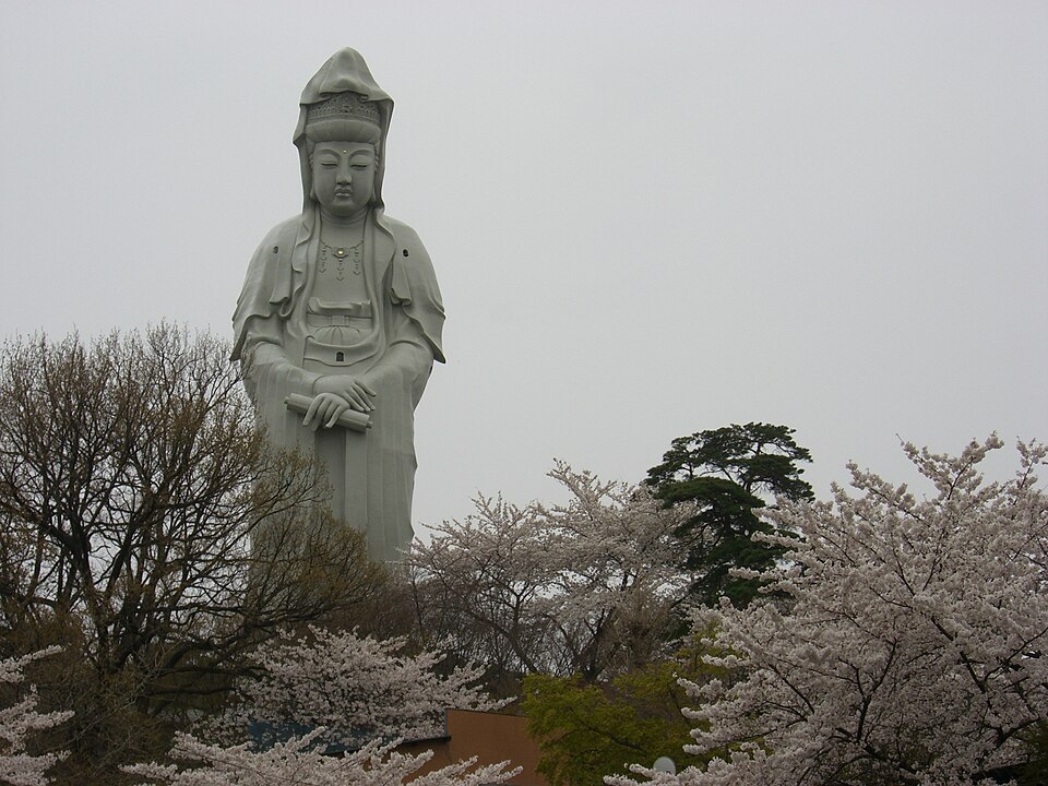 高崎白衣大觀音，矗立於觀音山上的 41.8 公尺巨型觀音像