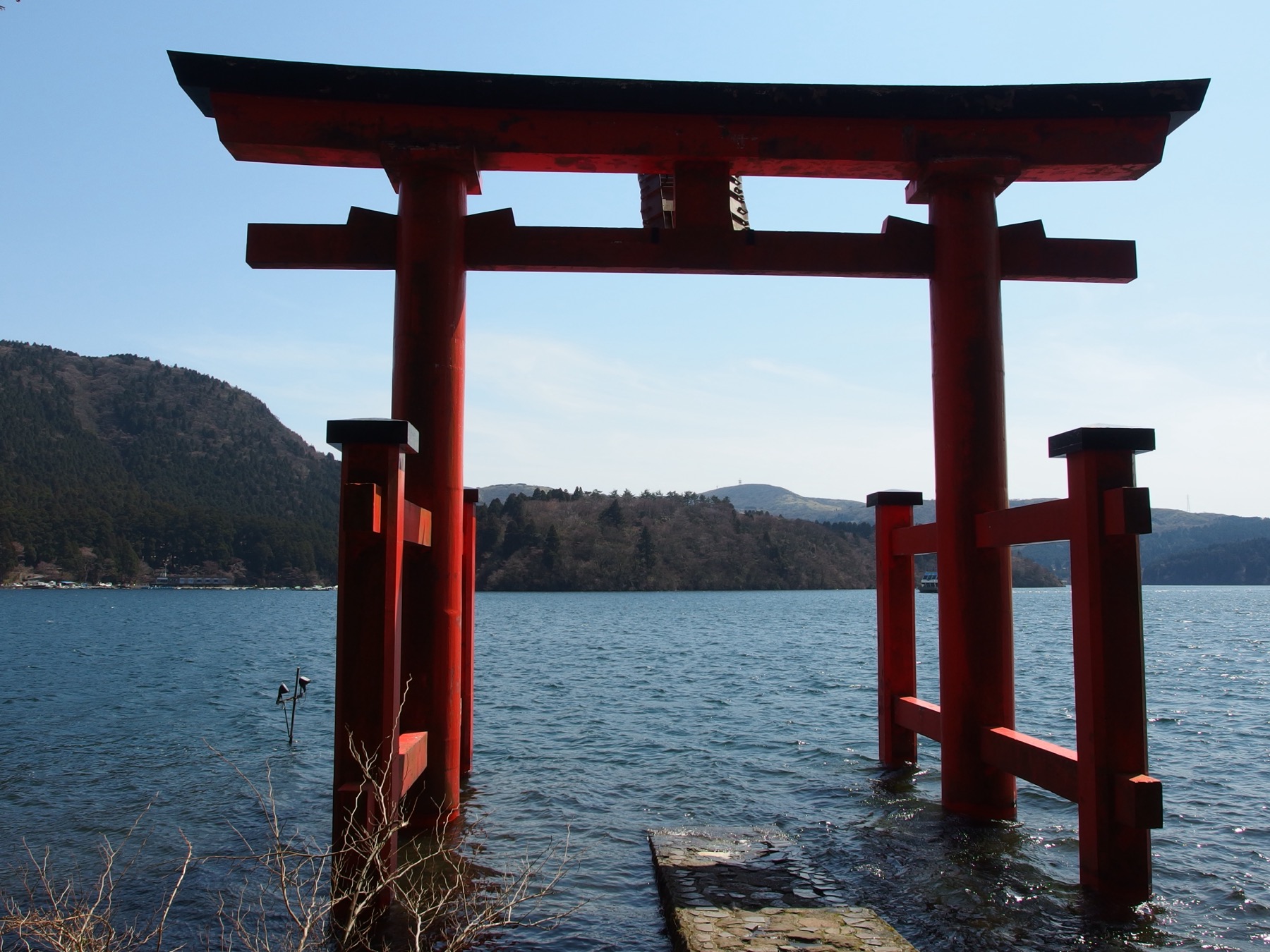箱根神社 立於蘆之湖(芦ノ湖)上的紅色「平和鳥居」— 箱根最具代表性的拍照地標