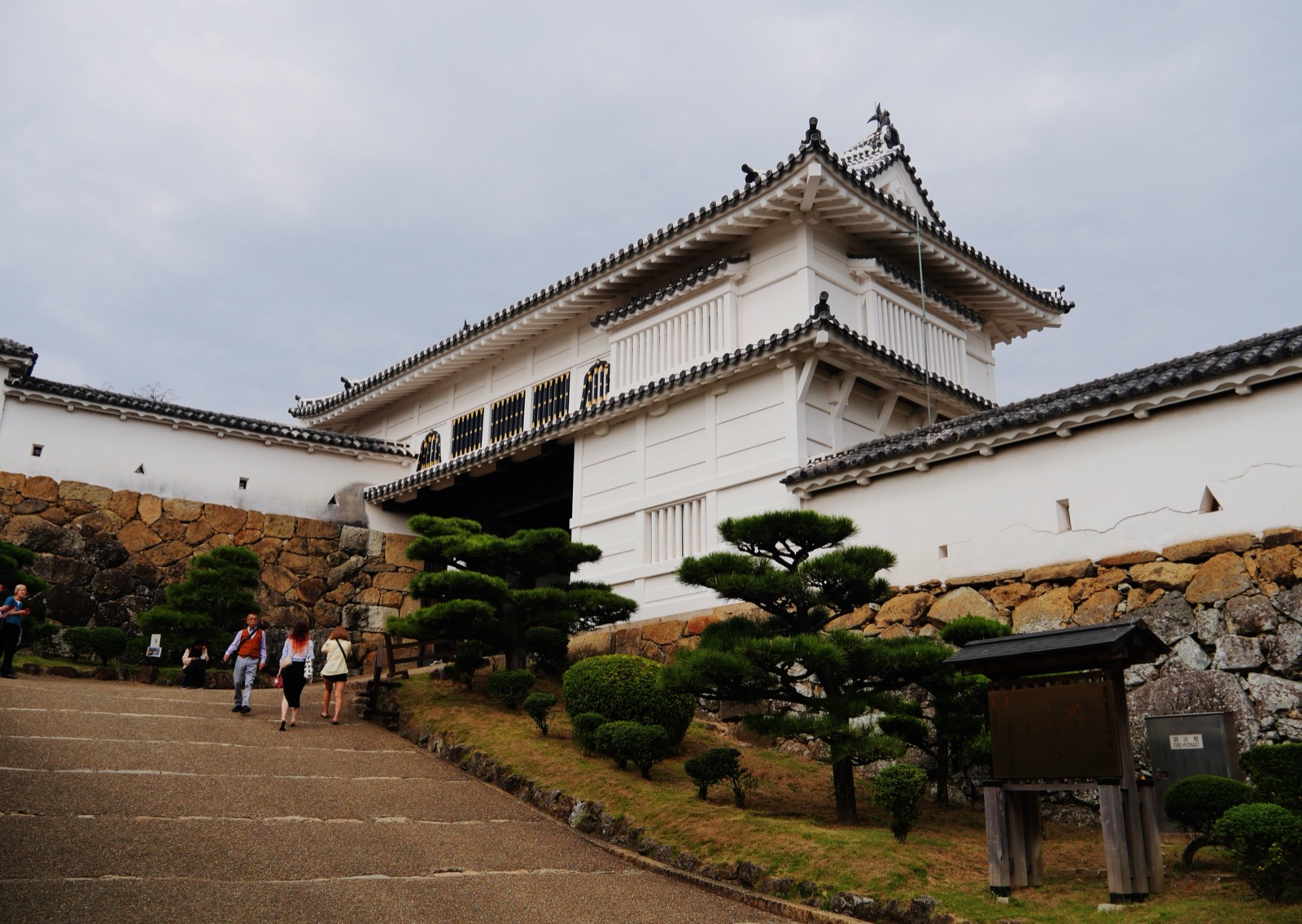 姬路城菱の門 —— 城內最大的城門、安土桃山樣式的二層櫓門