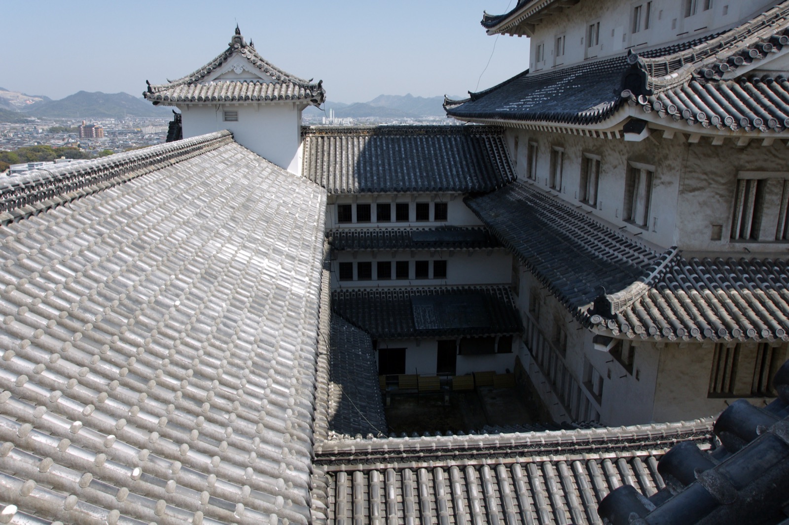 從姬路城小天守俯瞰連立式天守的屋瓦與白牆 —— 大天守與小天守以渡櫓相連的構造
