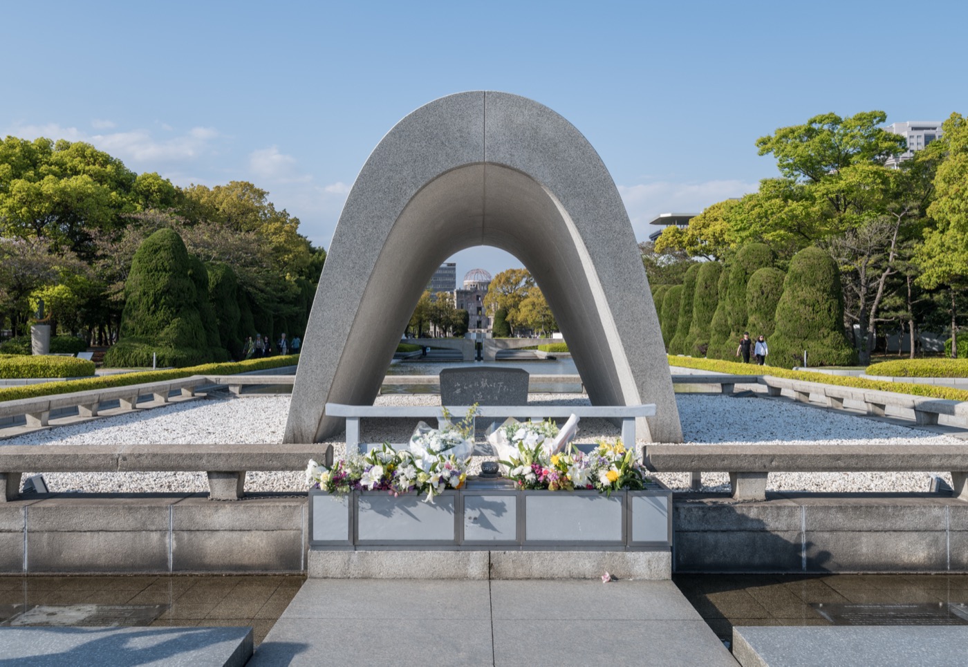 廣島和平紀念公園慰靈碑與遠方的原爆圓頂館 — 廣島最具象徵性的祈願和平視角