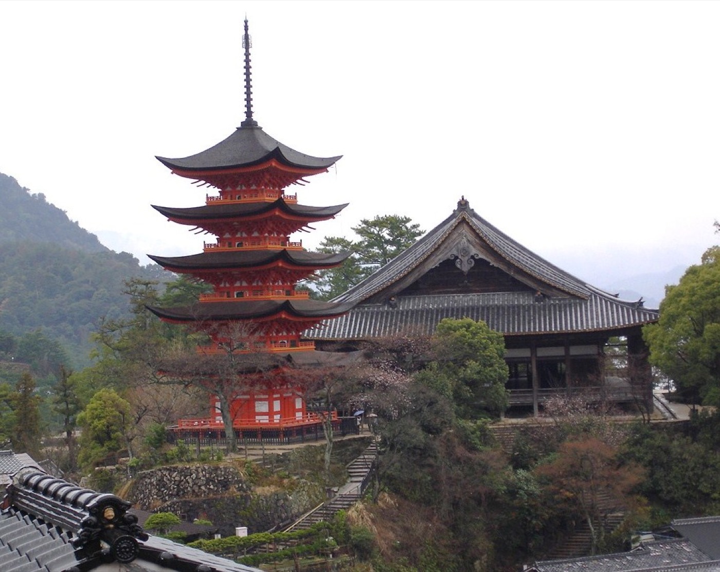 宮島五重塔與千畳閣 — 1407 年的五重塔與 1587 年豐臣秀吉下令建造的大經堂