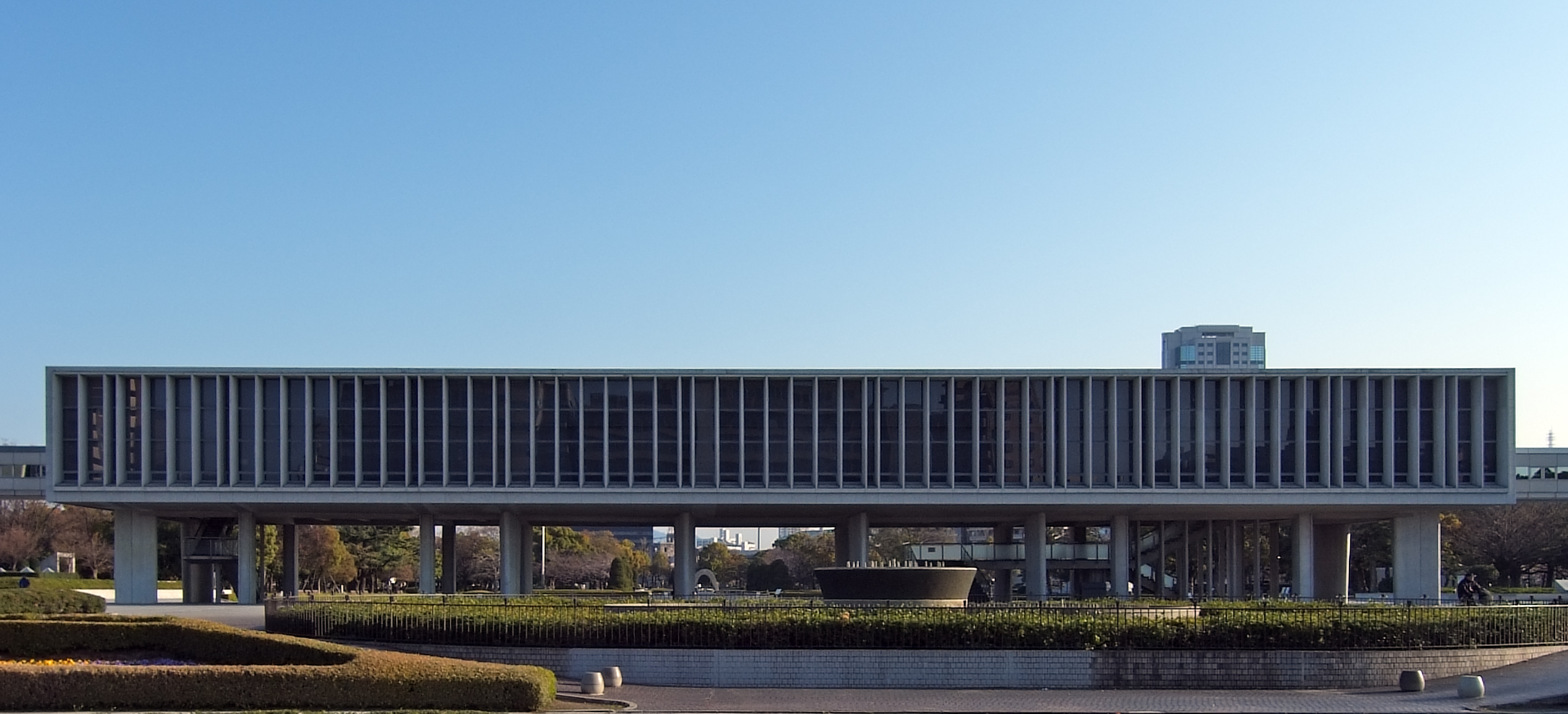 廣島平和紀念資料館本館 — 丹下健三設計、以底層挑空架高的戰後現代建築名作
