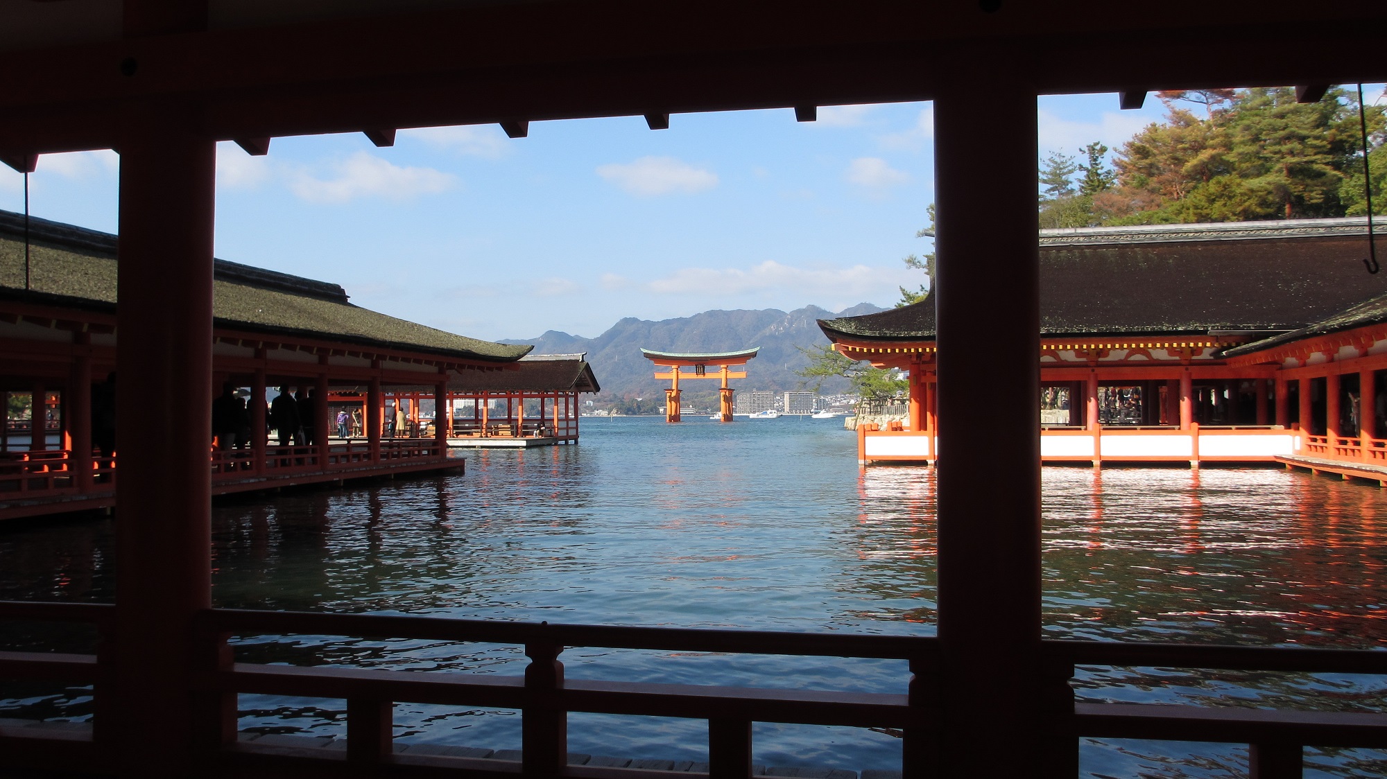 滿潮時整座嚴島神社社殿彷彿浮在海面上 — 整座宮島被視為神體、社殿建於海上以示敬畏