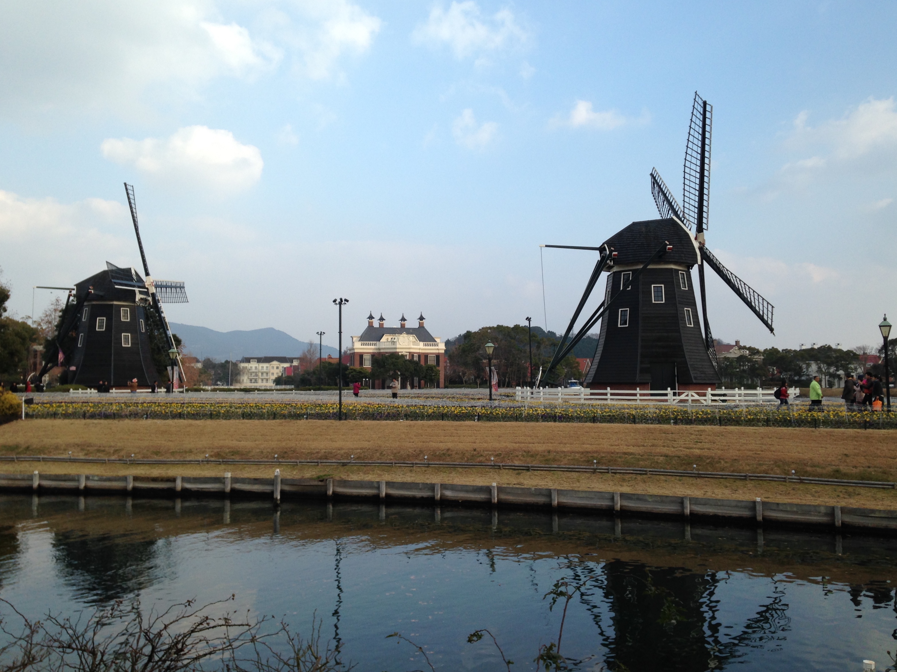 豪斯登堡 運河與荷蘭風車（Huis Ten Bosch canal and windmills）— 並排的風車是園區代表景觀