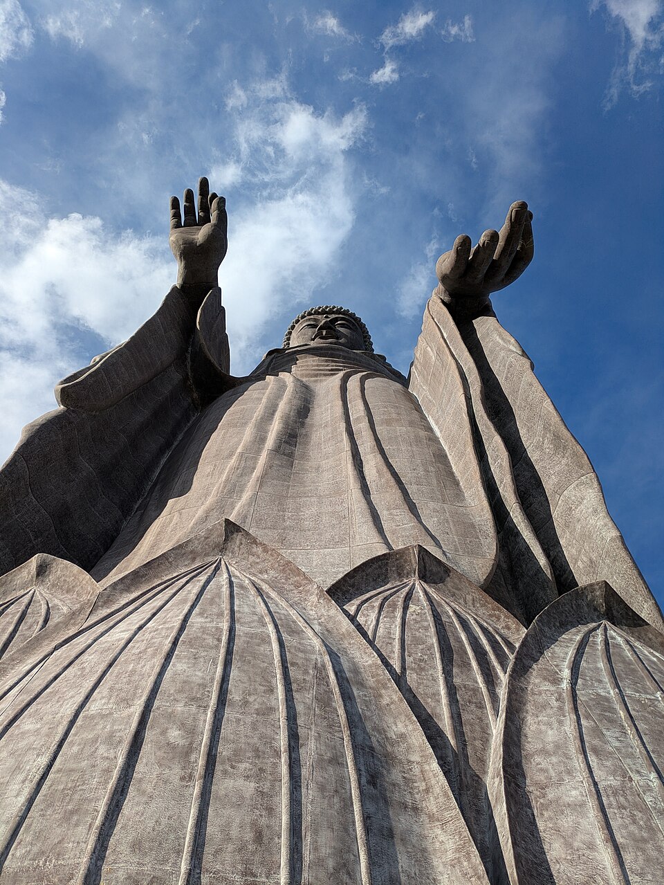 牛久大佛仰視全景，世界最大青銅佛像，高120公尺，茨城縣牛久市