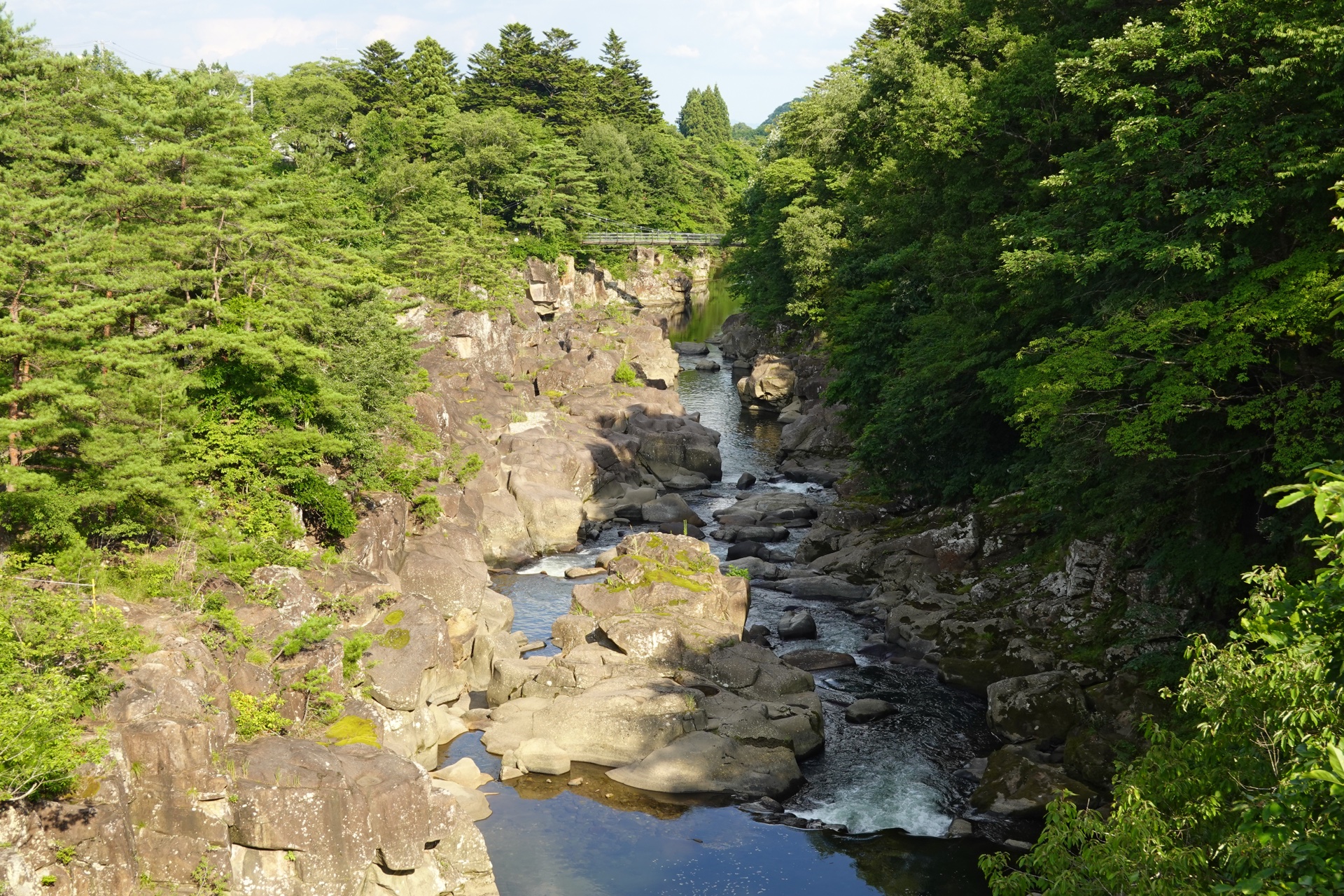 厳美渓（げんびけい）溪谷景觀，一ノ関市的國指定名勝，有「空飛ぶだんご」名物
