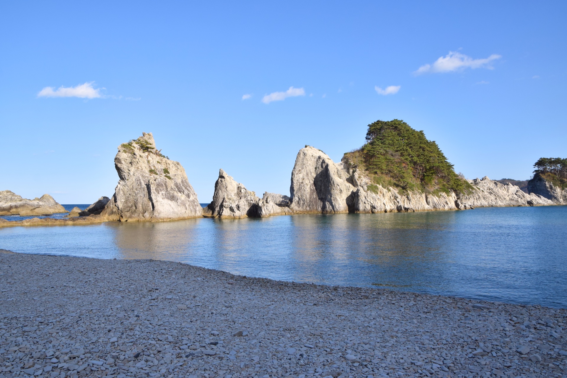 浄土ヶ浜（じょうどがはま），宮古灣內白色流紋岩與蔚藍海水構成的「極樂淨土」景觀