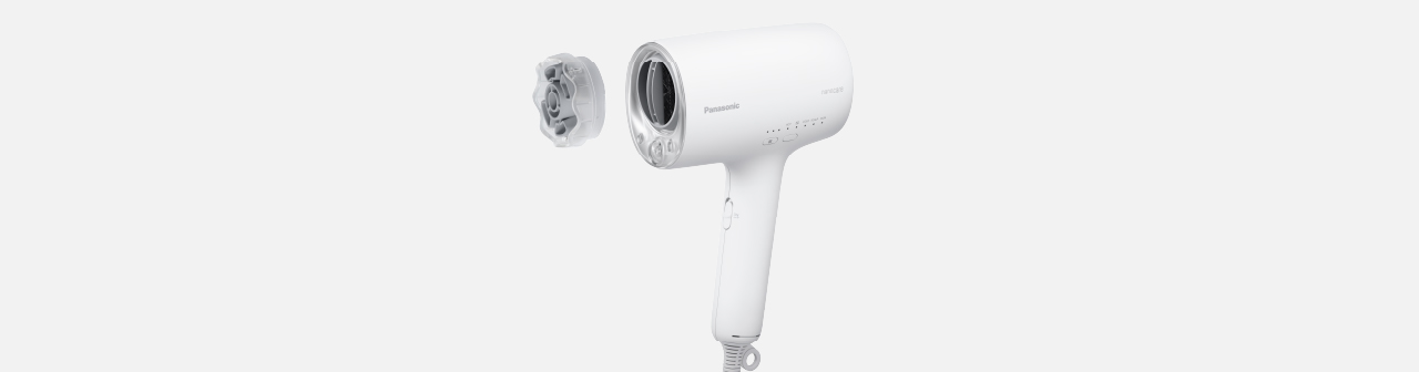 Panasonic ナノケア EH-NA0K（奈米水離子吹風機）— 白色款本體與夜間護理噴嘴