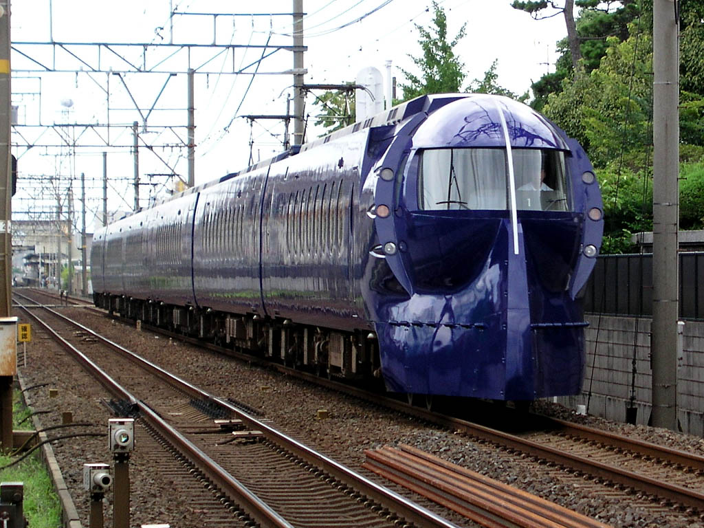 南海特急 ラピート（Rapi:t）50000 系藍色流線造型電車外觀