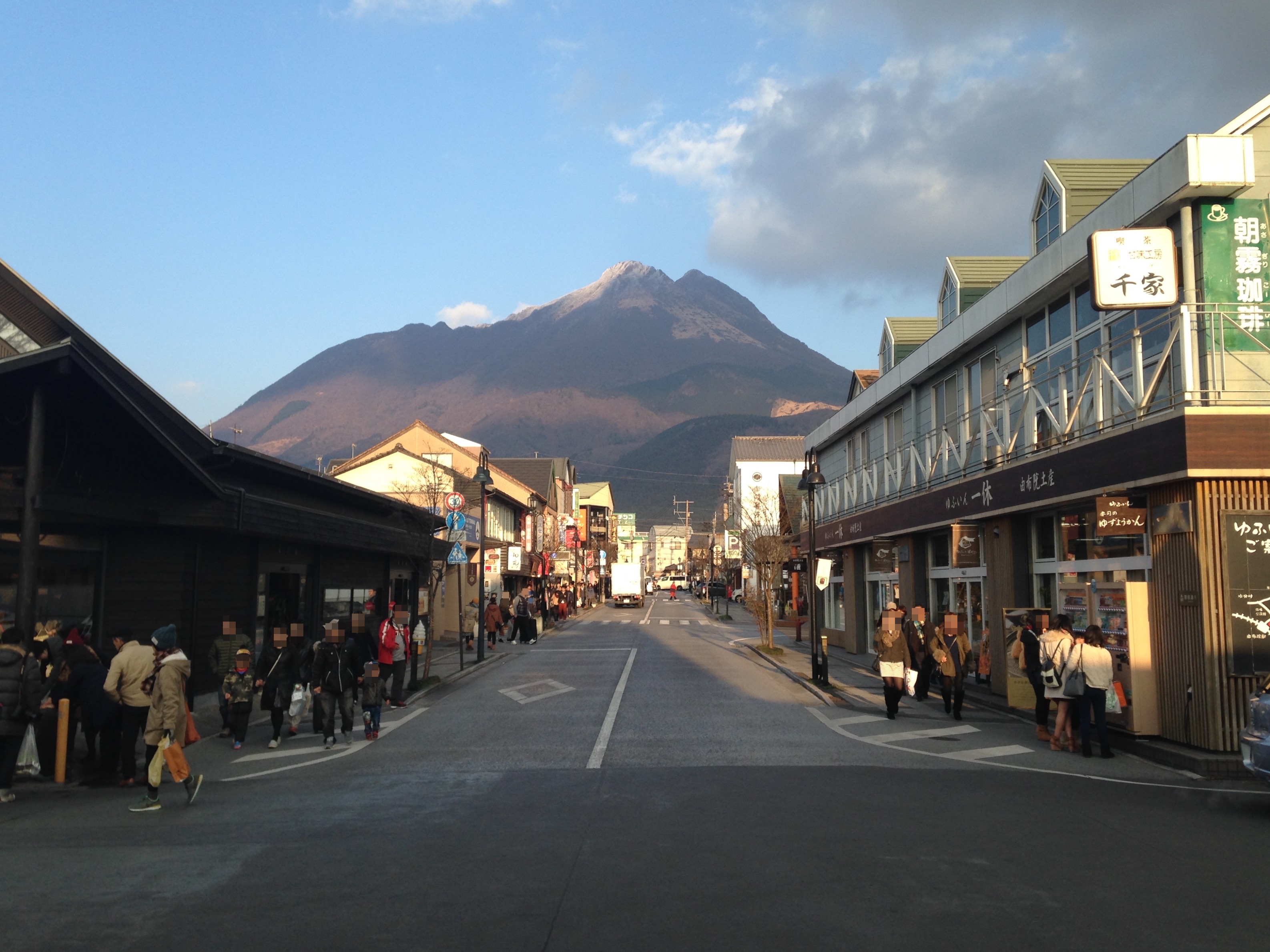由布岳と由布院温泉街 — 由布院駅からの眺望