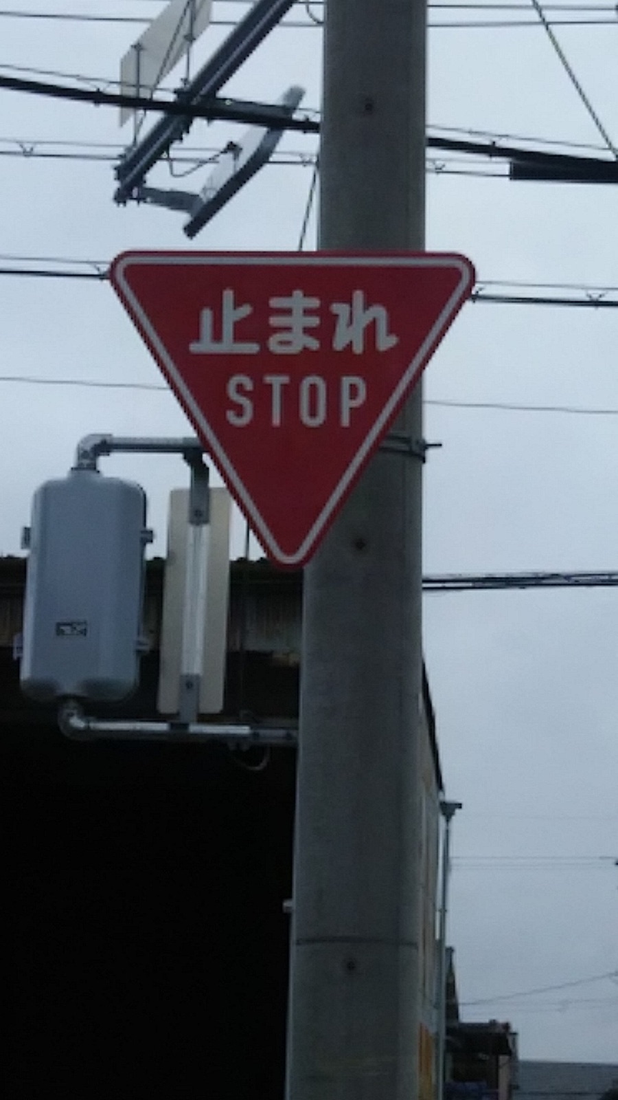 日本的停止標誌（含英文 STOP 標示）與路面停止線