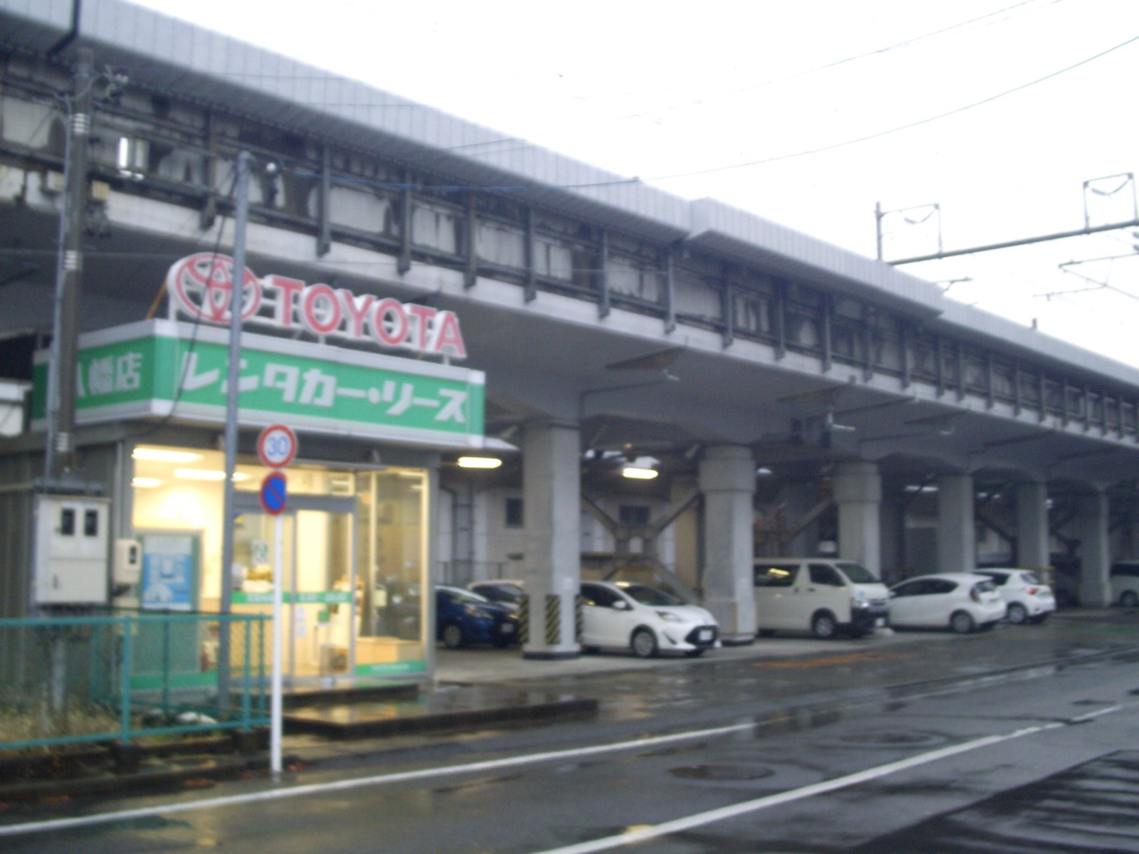 靜岡東海道新幹線高架橋下的租車營業所 — 車站直結型的租車據點