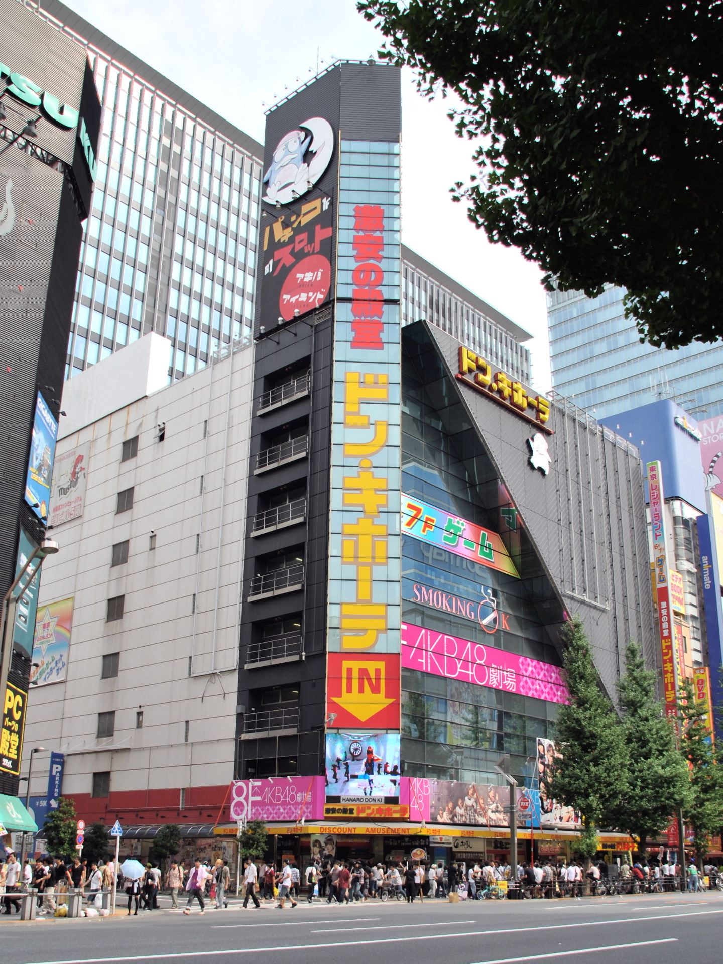 ドン・キホーテ（唐吉訶德）秋葉原店的招牌大樓，縱向的「ドン・キホーテ」招牌與 AKB48 劇場是秋葉原地標