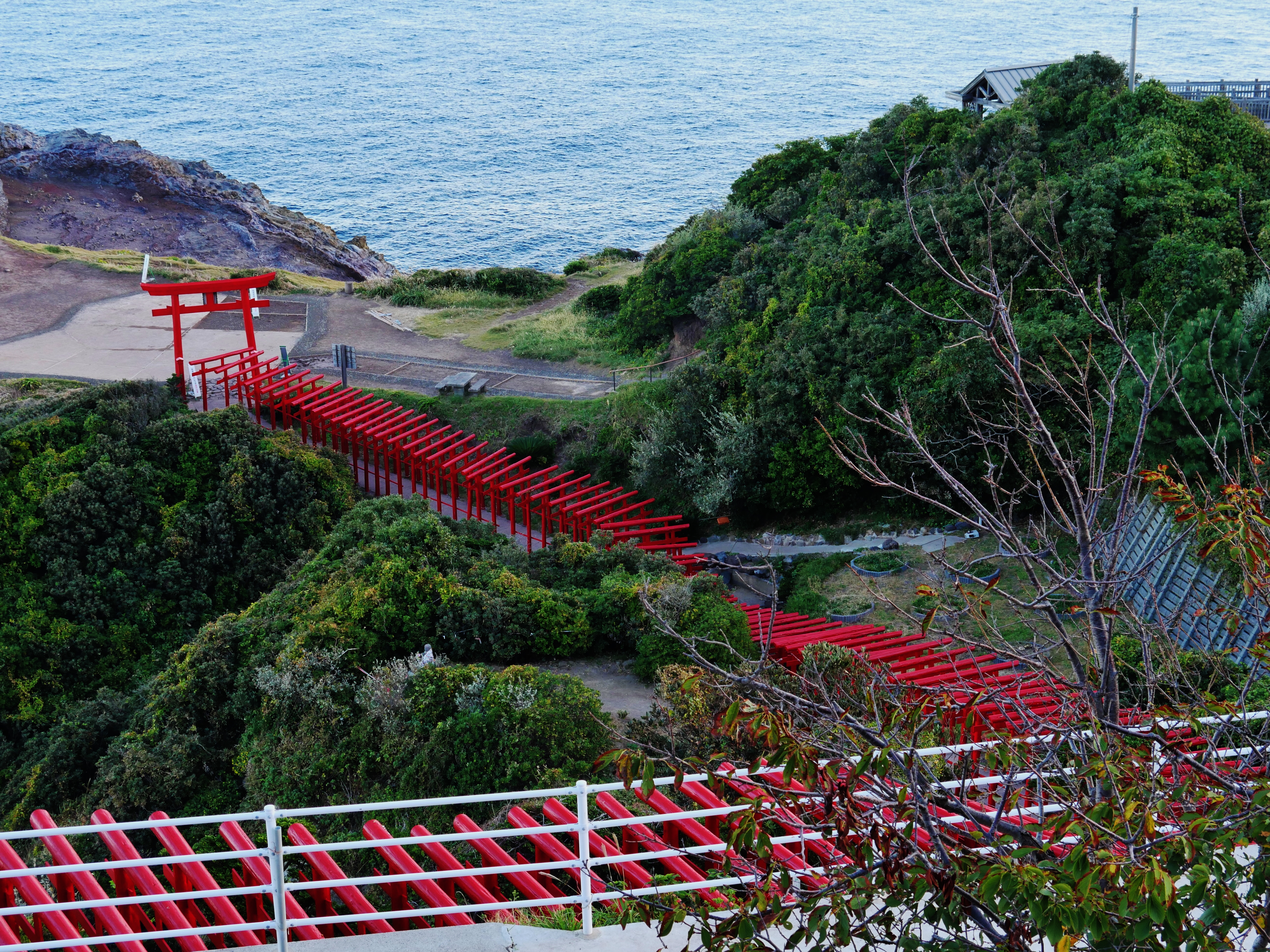 元乃隅神社 海邊 123 基紅鳥居 — 山口縣長門市，外國人 IG 瘋傳的「下一個聖地」