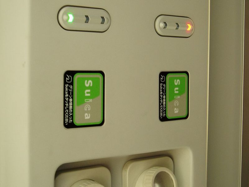 JR 東日本綠色車廂（Green Car）座位上方的 Suica 感應器，嗶卡後燈號轉綠表示已購票