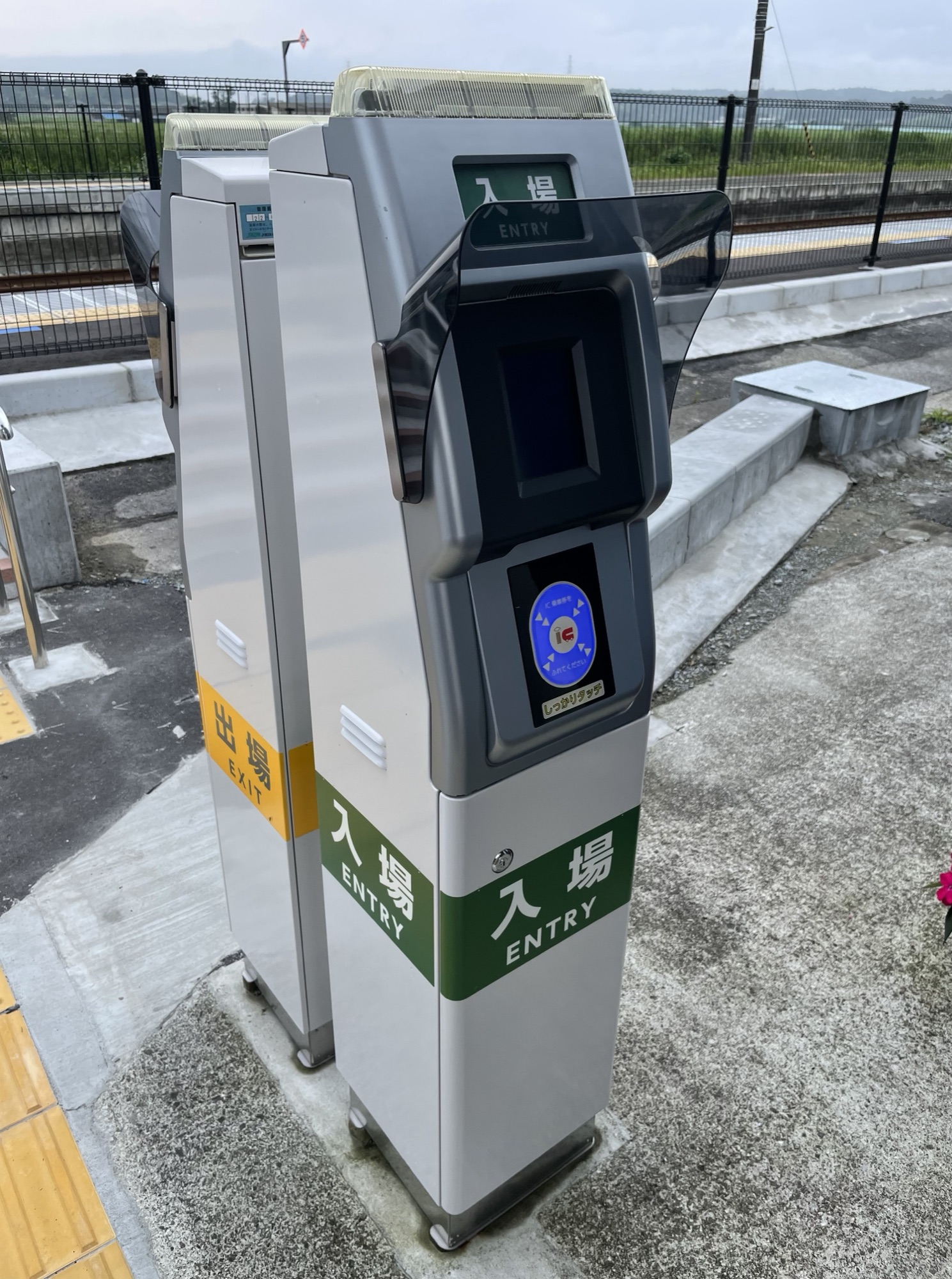 無人車站常見的簡易 Suica 改札機，進出站時嗶卡即可顯示扣款與餘額
