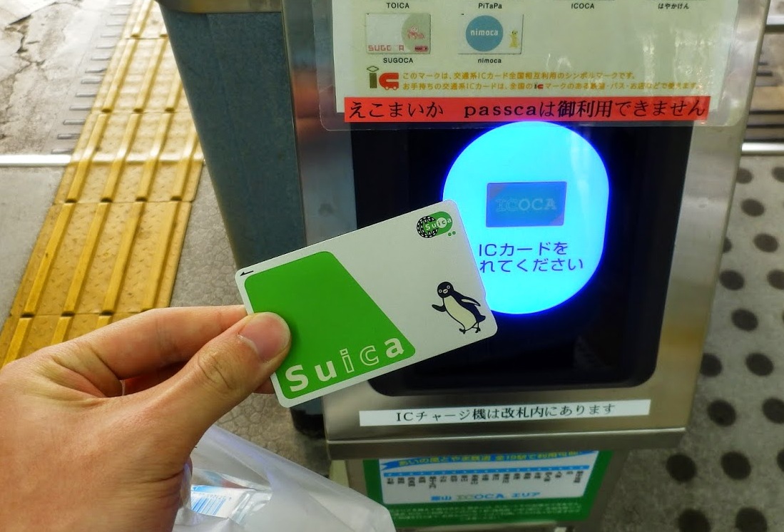 把 Suica 西瓜卡輕觸車站閘門感應區「嗶」一聲通過的實際畫面