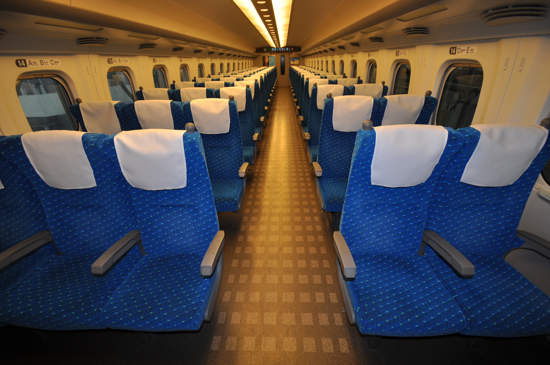N700 系新幹線普通車廂座椅，一排 5 席（2+3）
