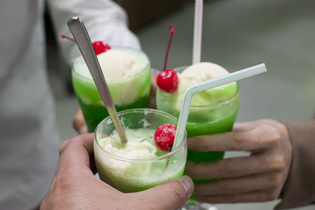 純喫茶經典クリームソーダ — 翡翠綠哈密瓜蘇打浮香草冰淇淋與紅櫻桃