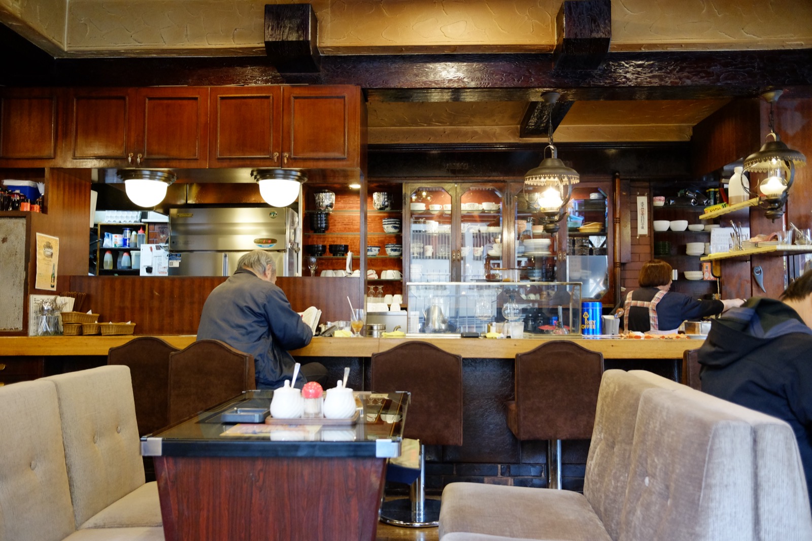 日本昭和復古純喫茶的店內空間 — 木質裝潢、復古吊燈與懷舊氛圍