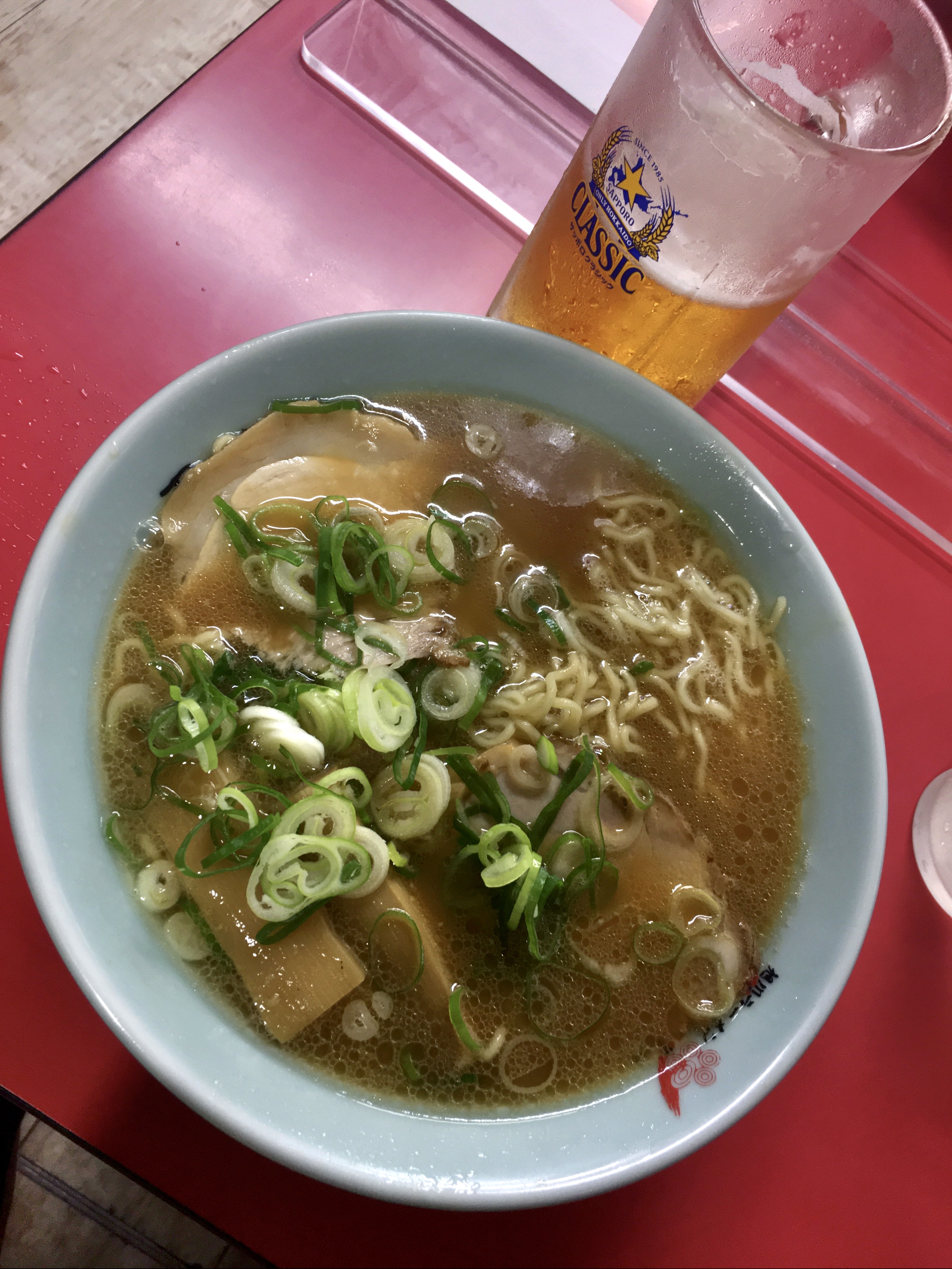 旭川的醬油拉麵 — 表面浮一層豬油油膜，極寒地用來保溫