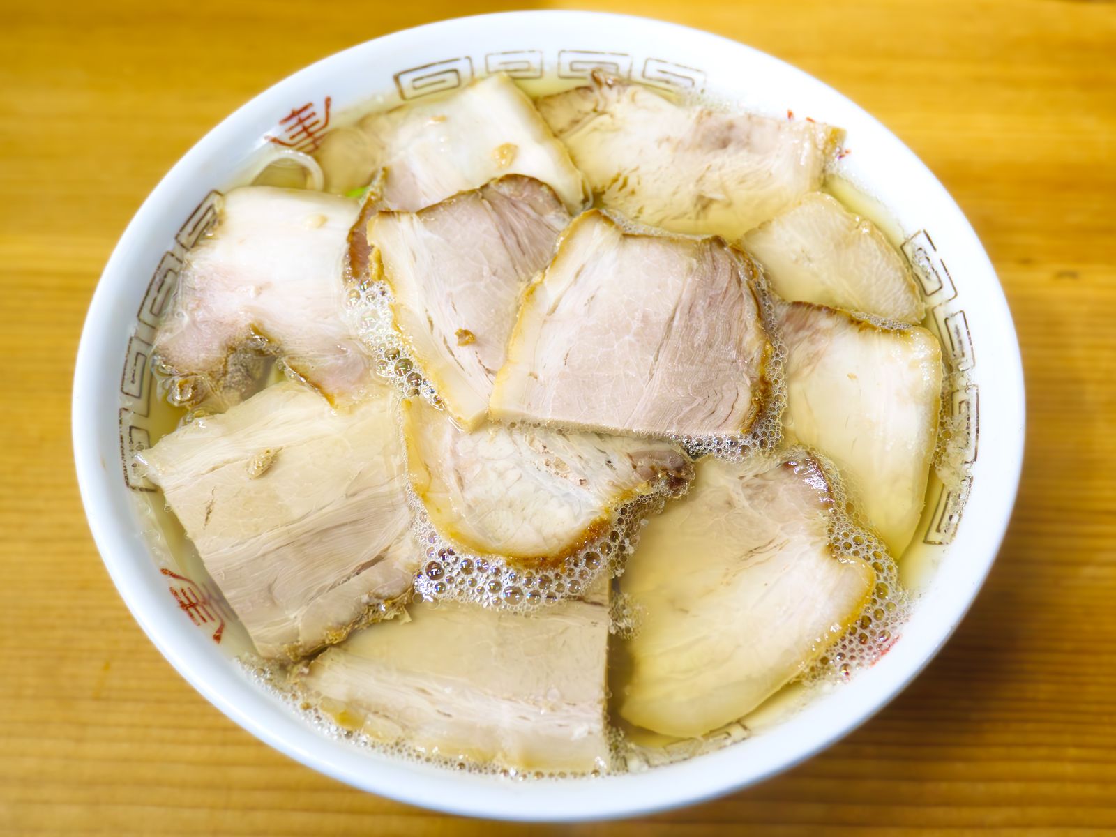 喜多方名店『坂內食堂』的喜多方拉麵 — 清澈醬油湯配平打太麵