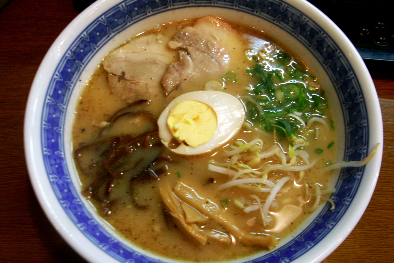 熊本市拉麵店的熊本拉麵 — 豚骨湯加黑蒜油（マー油）
