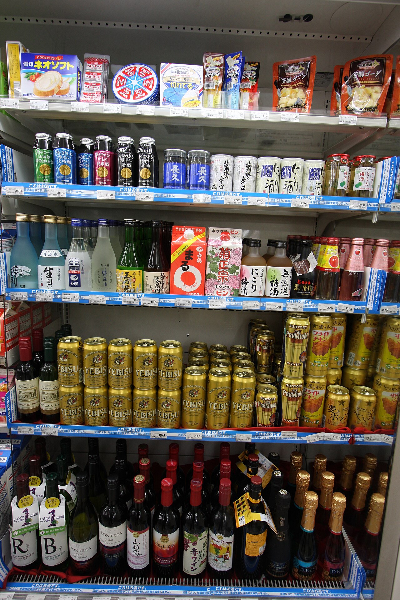 日本便利商店的冷藏櫃，整齊排滿各式罐裝飲料與啤酒